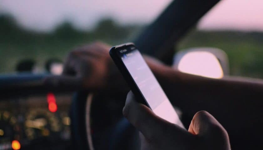 Nepropisno korišćenje mobilnog telefona u toku vožnje