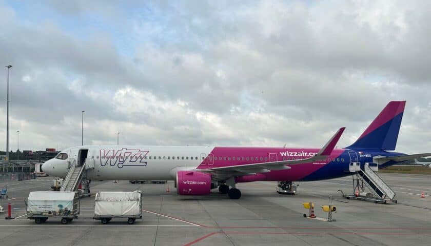 Wizz Air avion na aerodromu