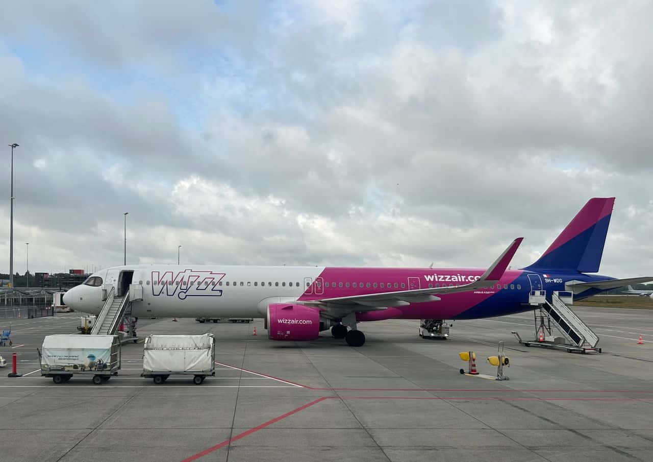 Wizz Air avion na aerodromu