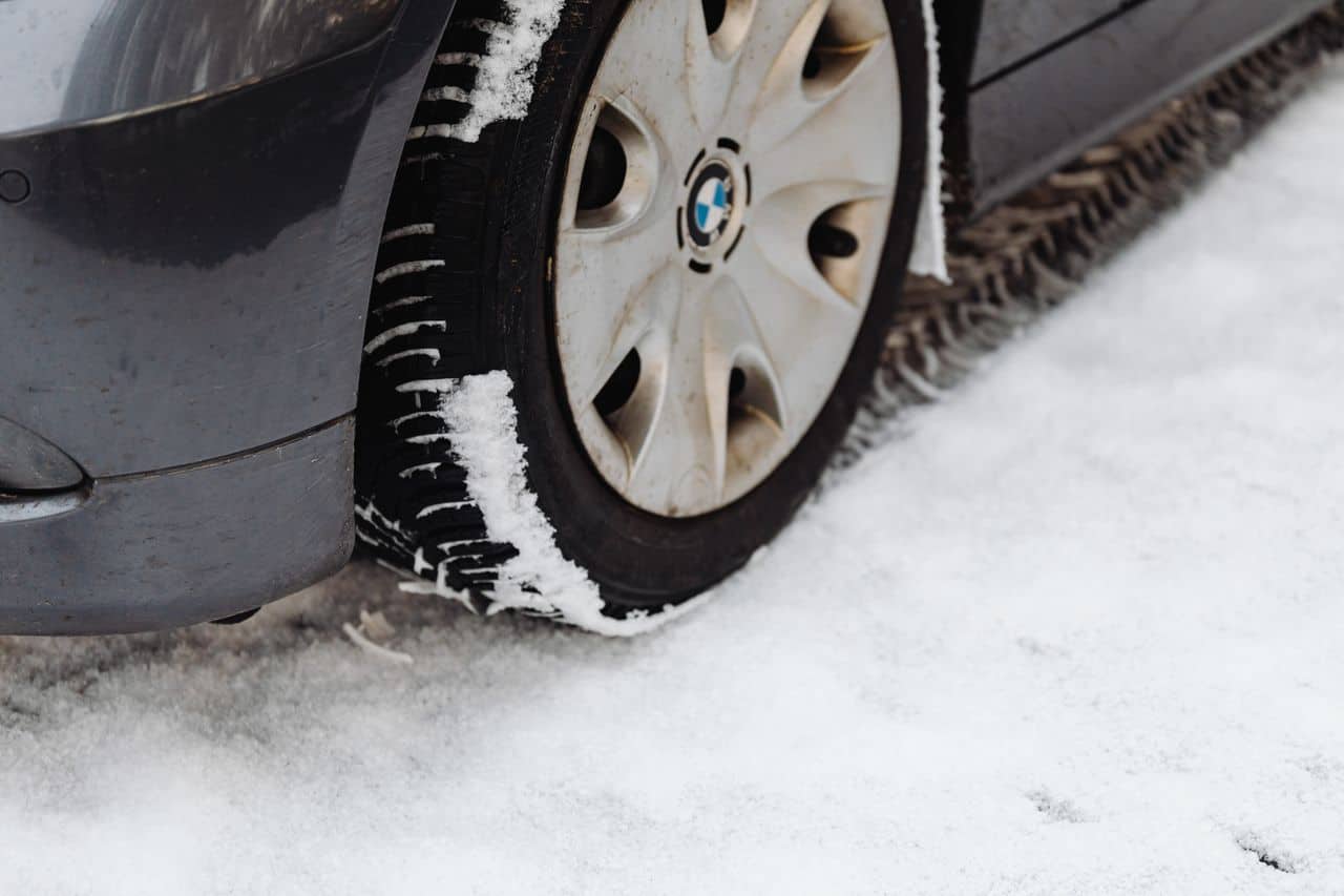 Zimske gume na automobilu.